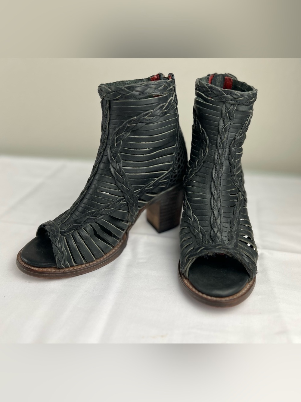Freebird size 7 Bela Black Sandals with Block Heel
